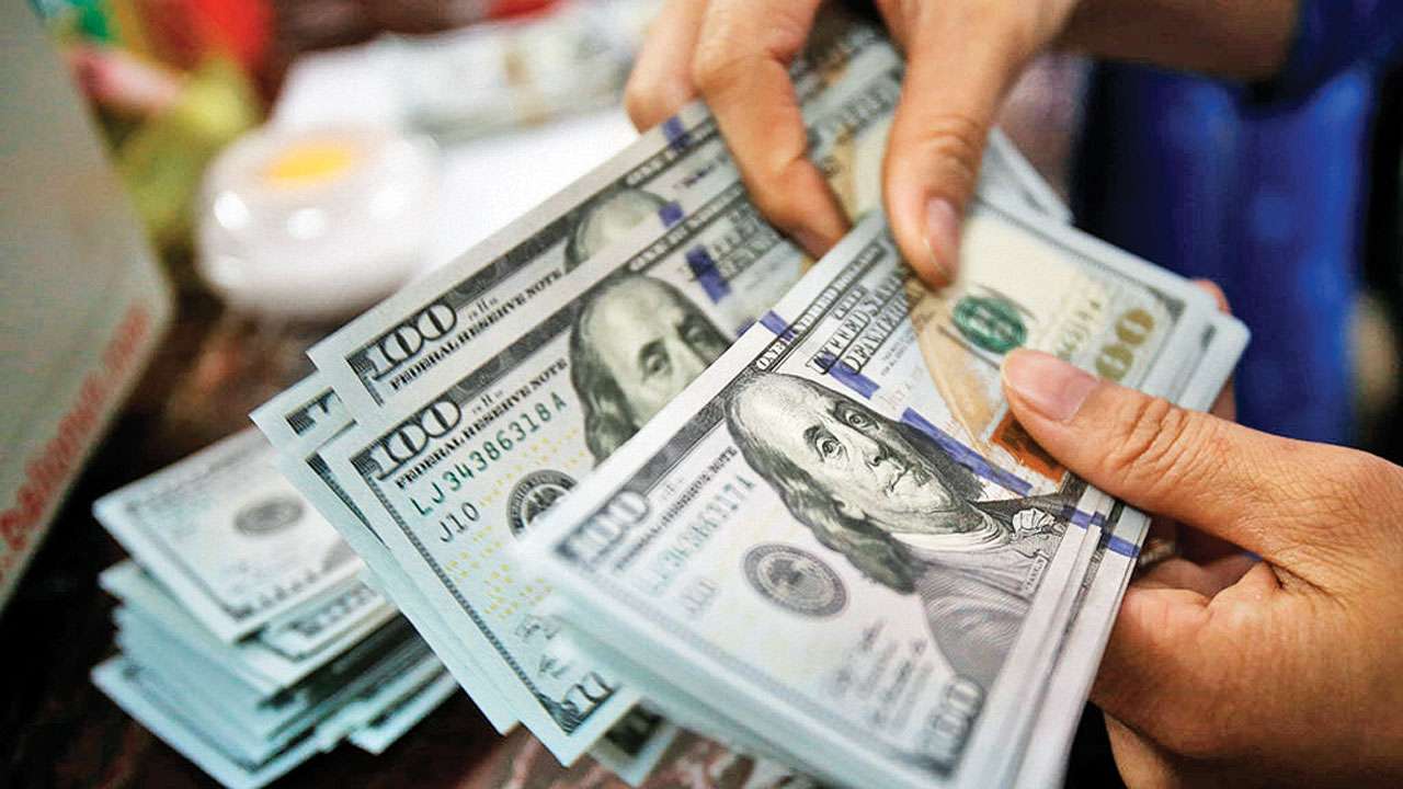 وبعدين يا دولار.. سعر الدولار اليوم في مصر في البنوك المصرية ومنافذ الصرافة