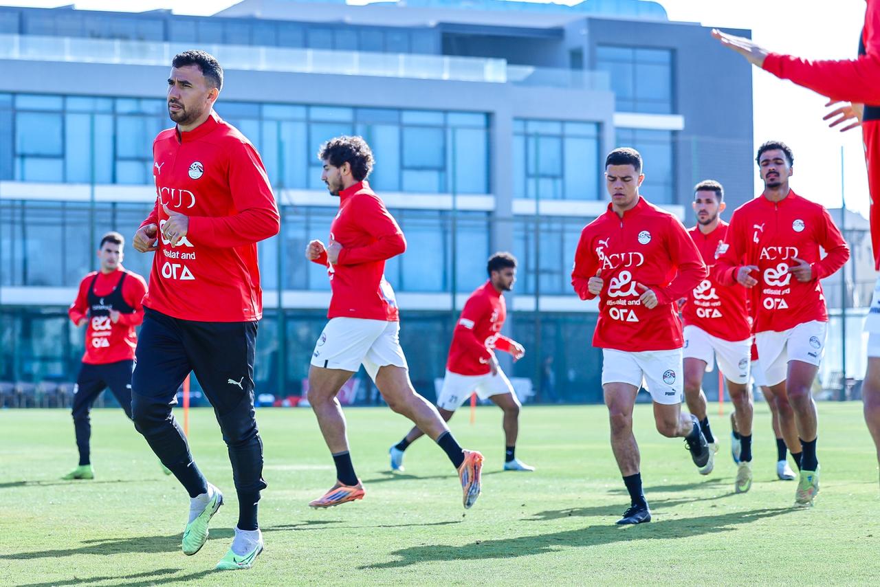 شحاتة وتريزيجيه في مران المنتخب