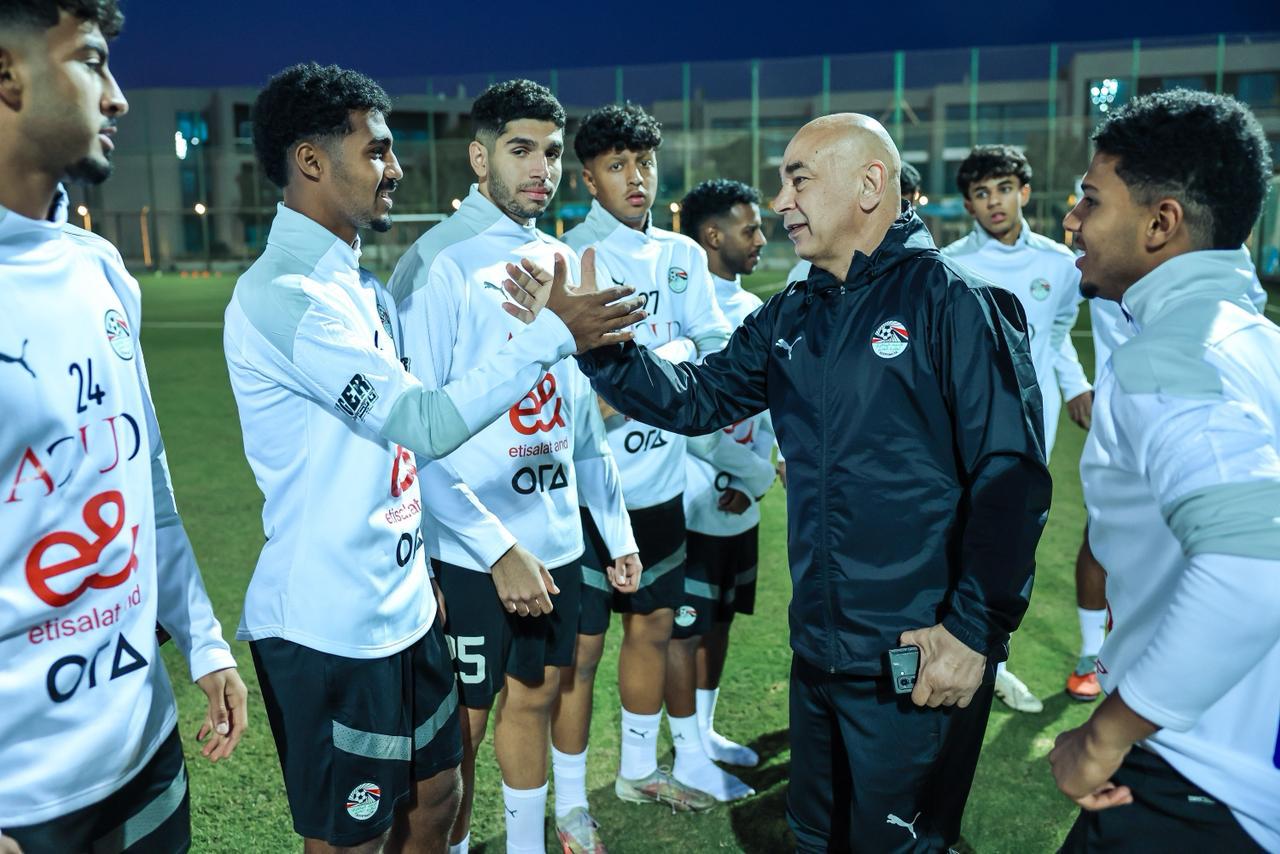 حسام حسن يصافح منتخب 2007