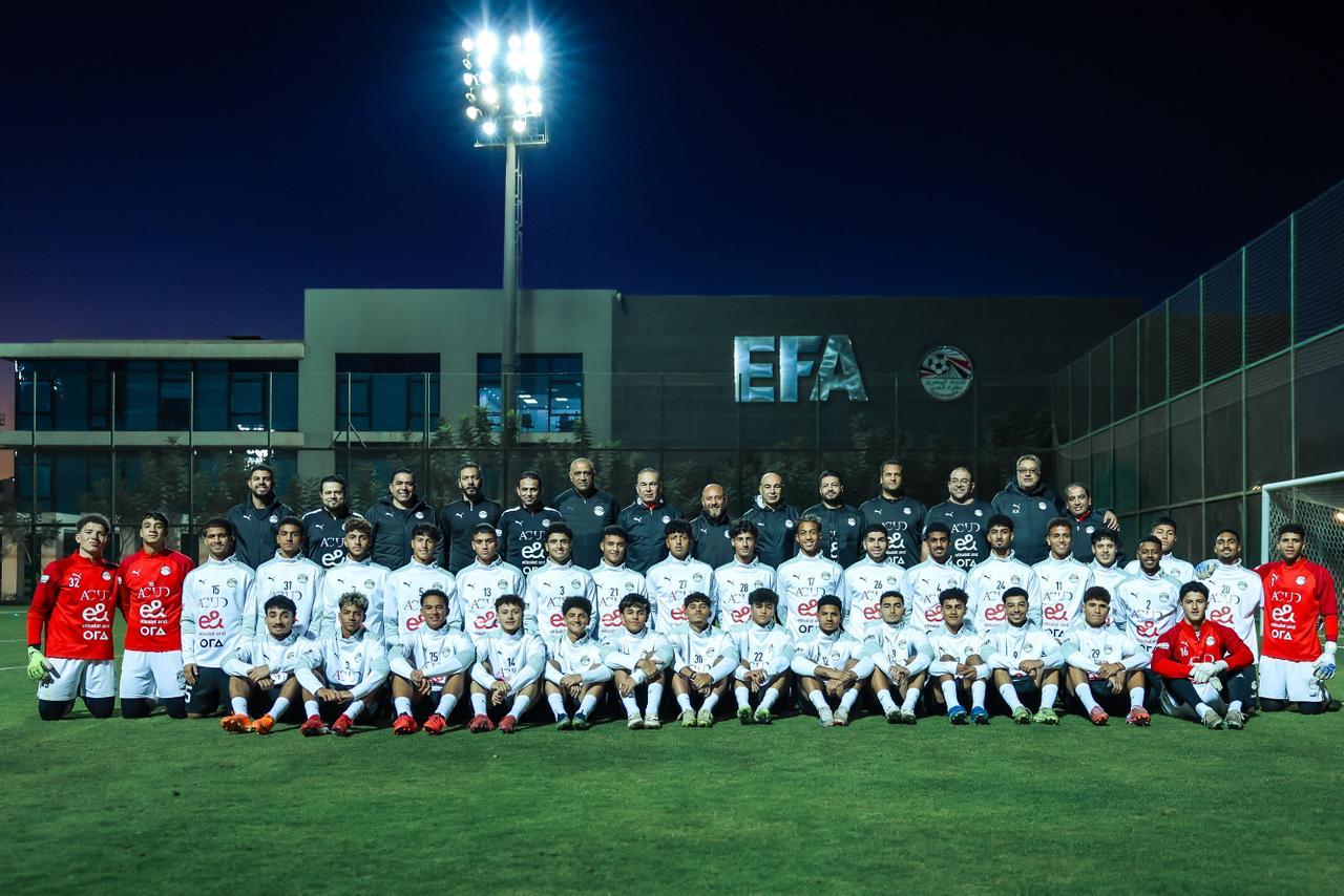 صورة جماعية مع التوأم حسن