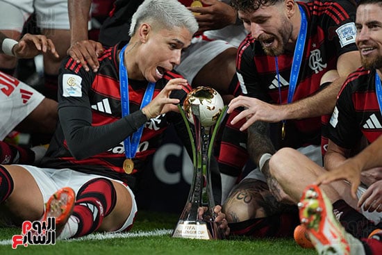 لاعبي فلامنجو مع كاس التحدي لاعبي فلامنجو مع كاس التحدي