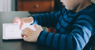 الحكومة البريطانية توصى بساعتين حد أقصى لاستخدام الشاشات للأطفال الصغار