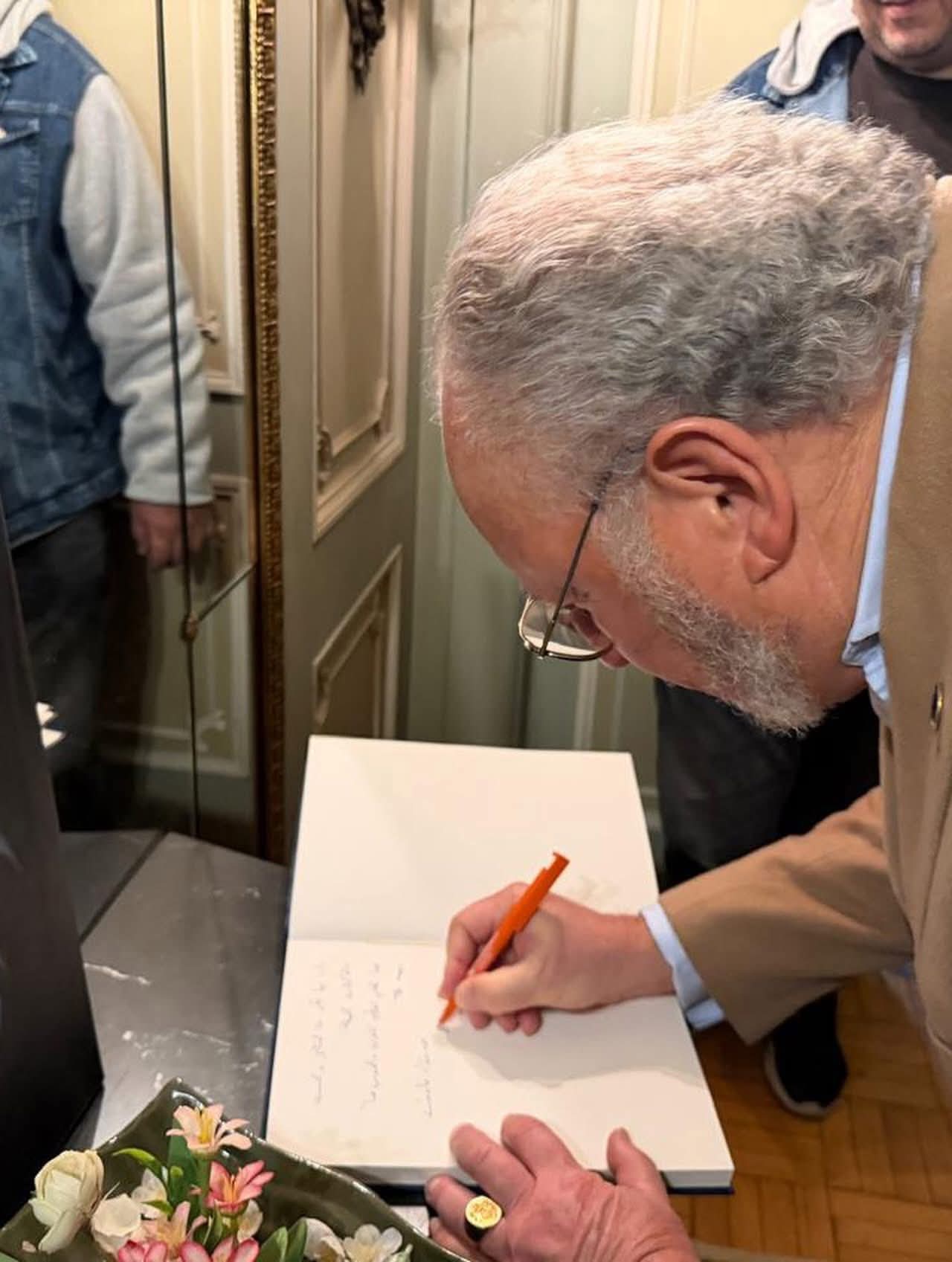 محمد شبانة وحفيد شقيقة عبد الحليم في استقبال الملك أحمد فؤاد الثاني (2) محمد شبانة وحفيد شقيقة عبد الحليم في استقبال الملك أحمد فؤاد الثاني (2)