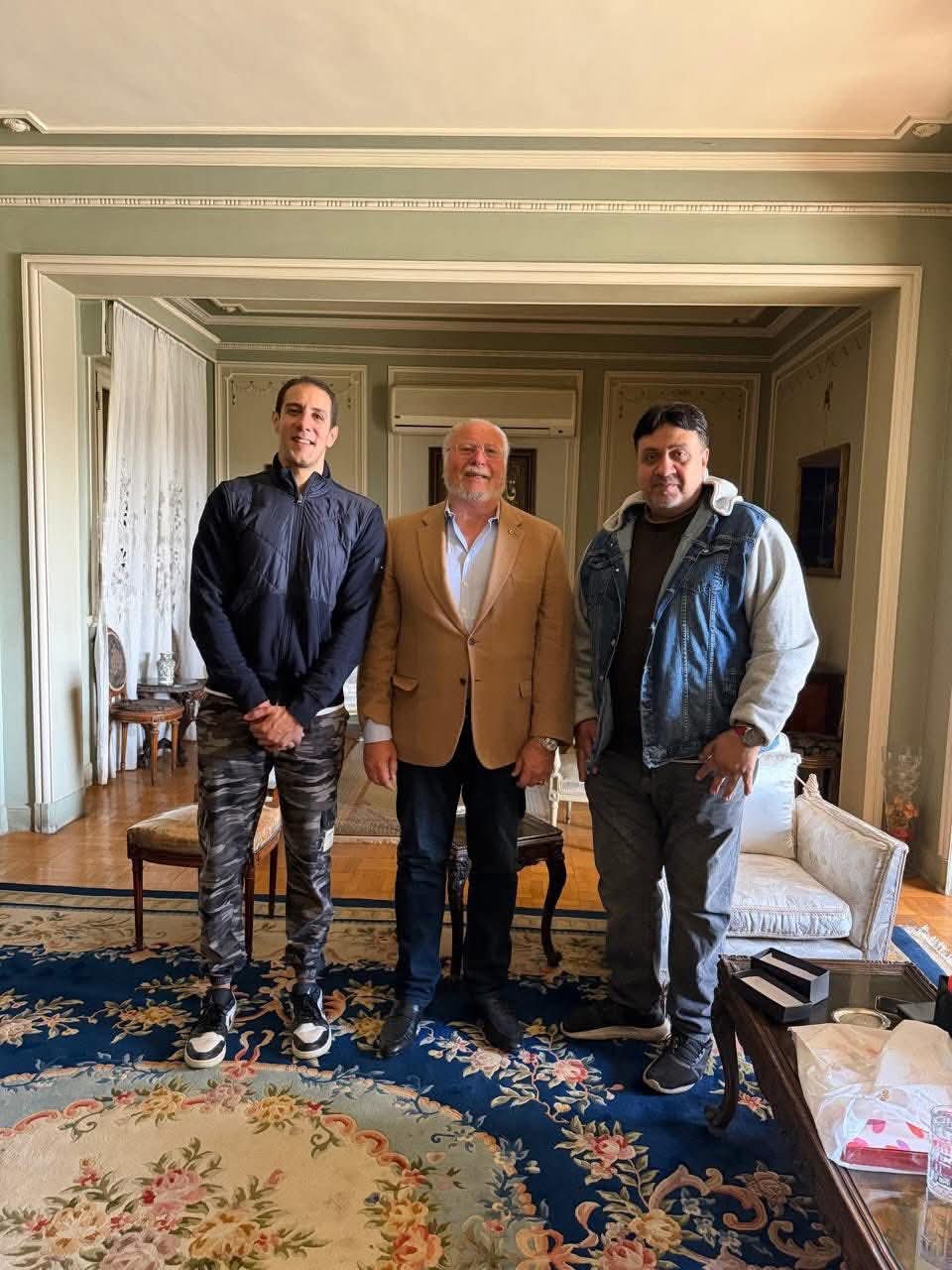 محمد شبانة وحفيد شقيقة عبد الحليم في استقبال الملك أحمد فؤاد الثاني (3) محمد شبانة وحفيد شقيقة عبد الحليم في استقبال الملك أحمد فؤاد الثاني (3)