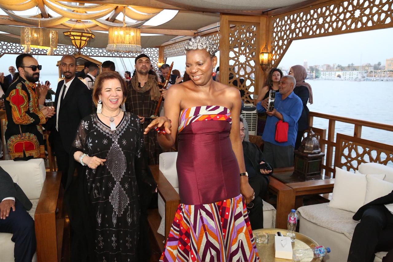 افتتاح مهرجان الأقصر الأفريقي يبدأ بمراكب ذهبية في النيل تنقل النجوم لمعبد الأقصر (1) افتتاح مهرجان الأقصر الأفريقي يبدأ بمراكب ذهبيات في النيل تنقل النجوم لمعبد الأقصر (1)