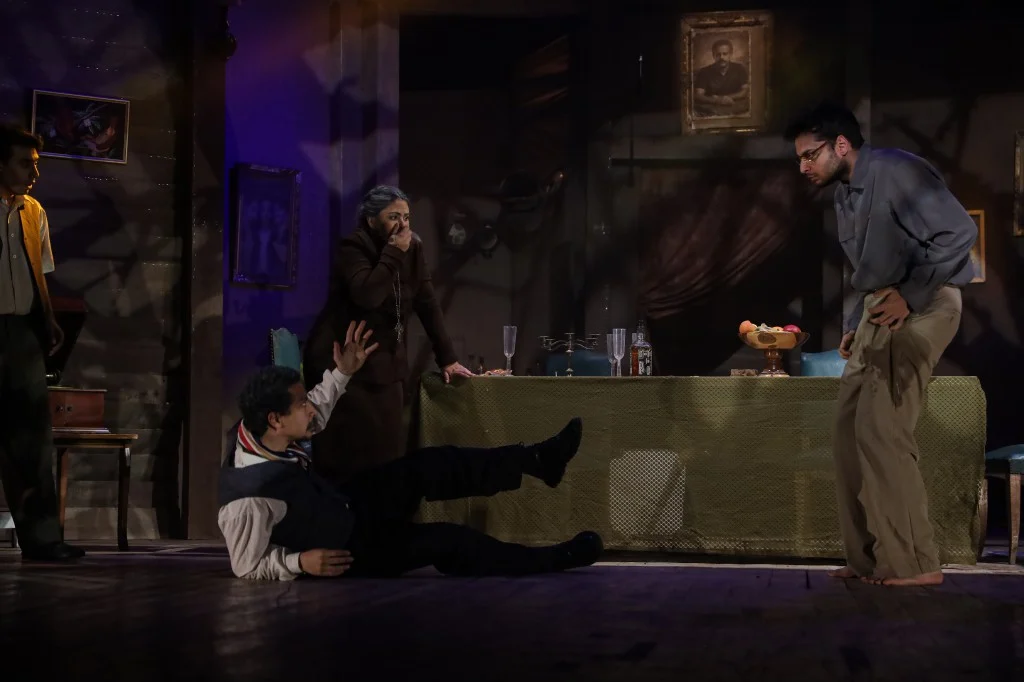 الكمامة» في مهرجان المسرح العالم تتحول من أداة وقاية الى عقاب نفسي (6)