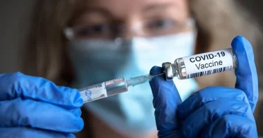 هل تحمى تطعيمات كورونا من الإصابة بالمتحور الجديد؟.. خبراء يوضحون