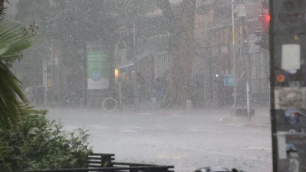 أمطار غزيرة وفيضانات تهدد الرحلات الجوية